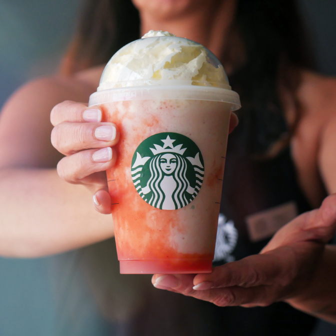 Un Frappuccino Starbucks servi dans une cup réutilisable