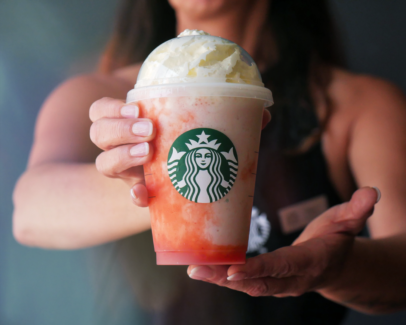 Un Frappuccino Starbucks servi dans une cup réutilisable