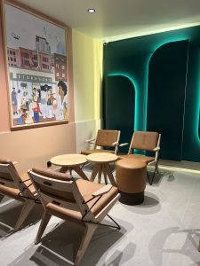 Détail du décor du salon de café Starbucks Belfort